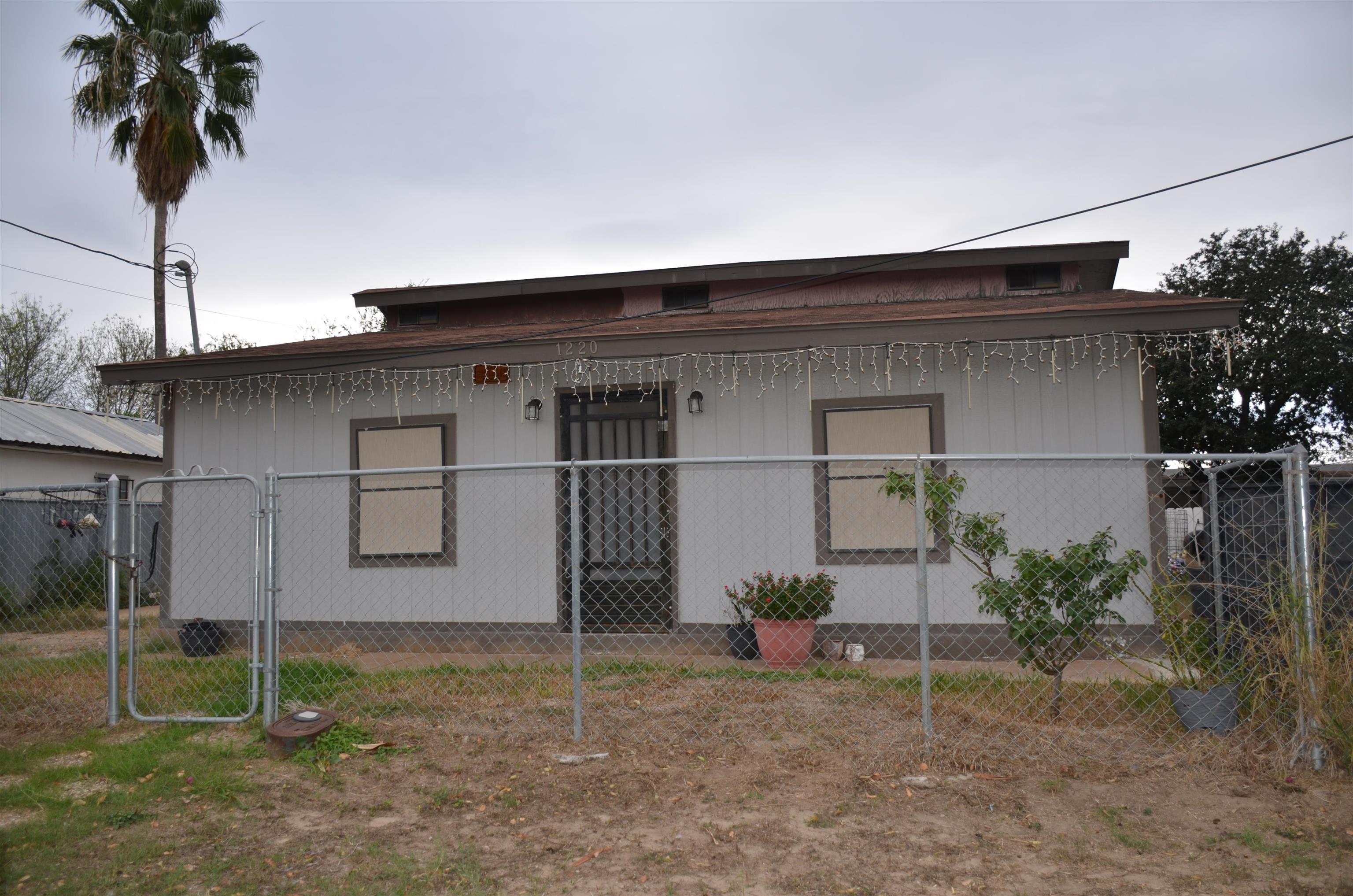 Photo 1 of 11 — 1220 N Diaz Ave, LAREDO, TX 78043