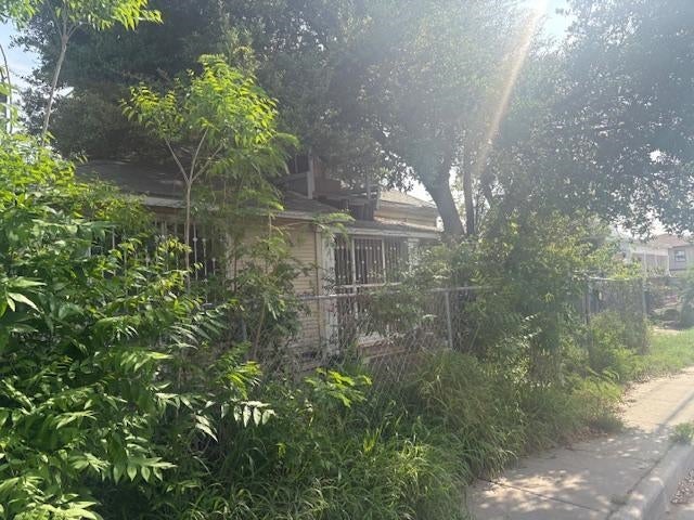 905 Chihuahua St - Photo 2