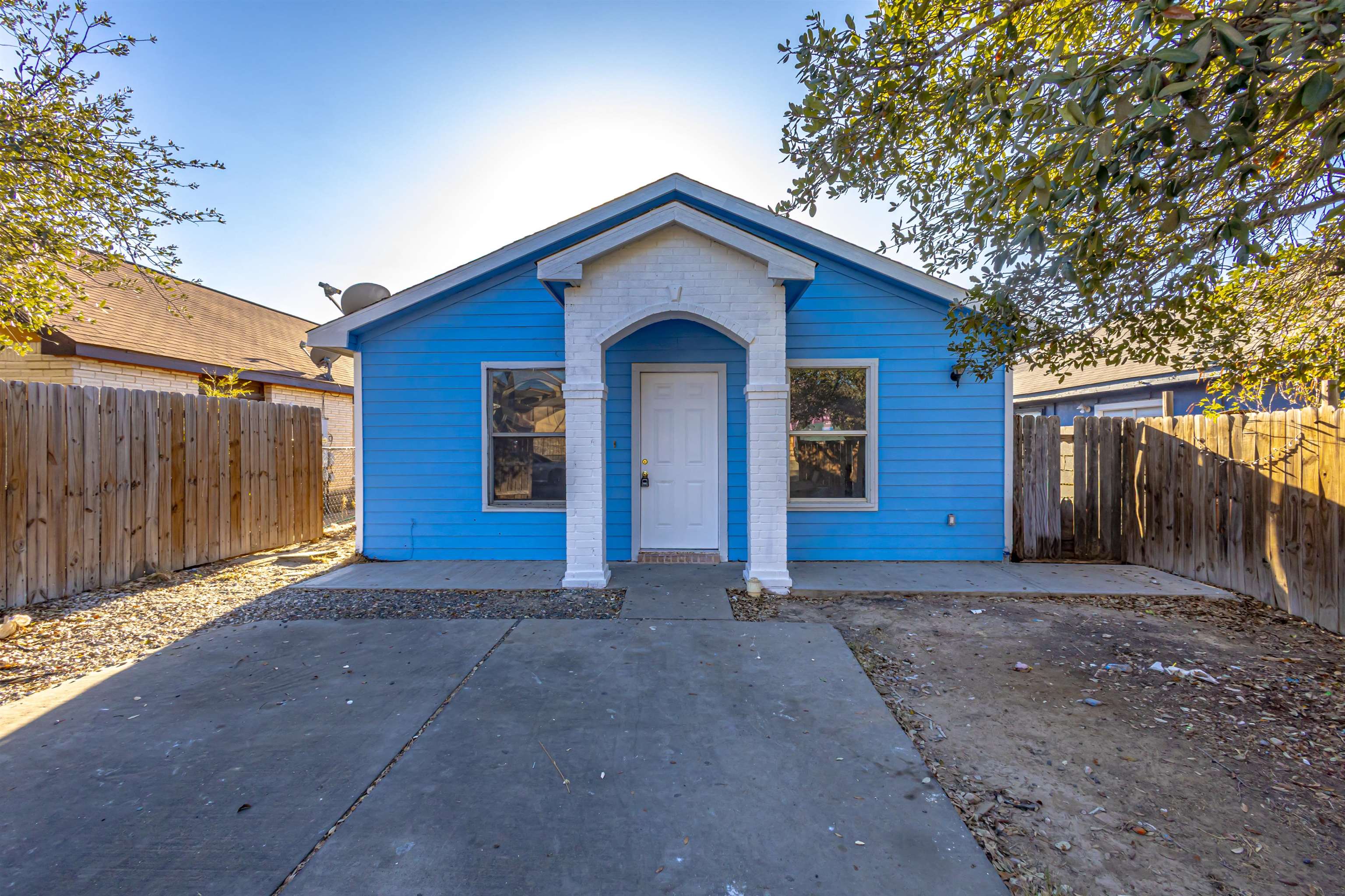 Photo 1 of 19 — 322 Ocean Dr, LAREDO, TX 78043