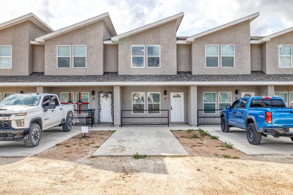 1100 W HOUSTON ST, CARRIZO SPRINGS, TX 78834 - Image e8b06a9577d7de66f375c63bfa0e165a/3405266864