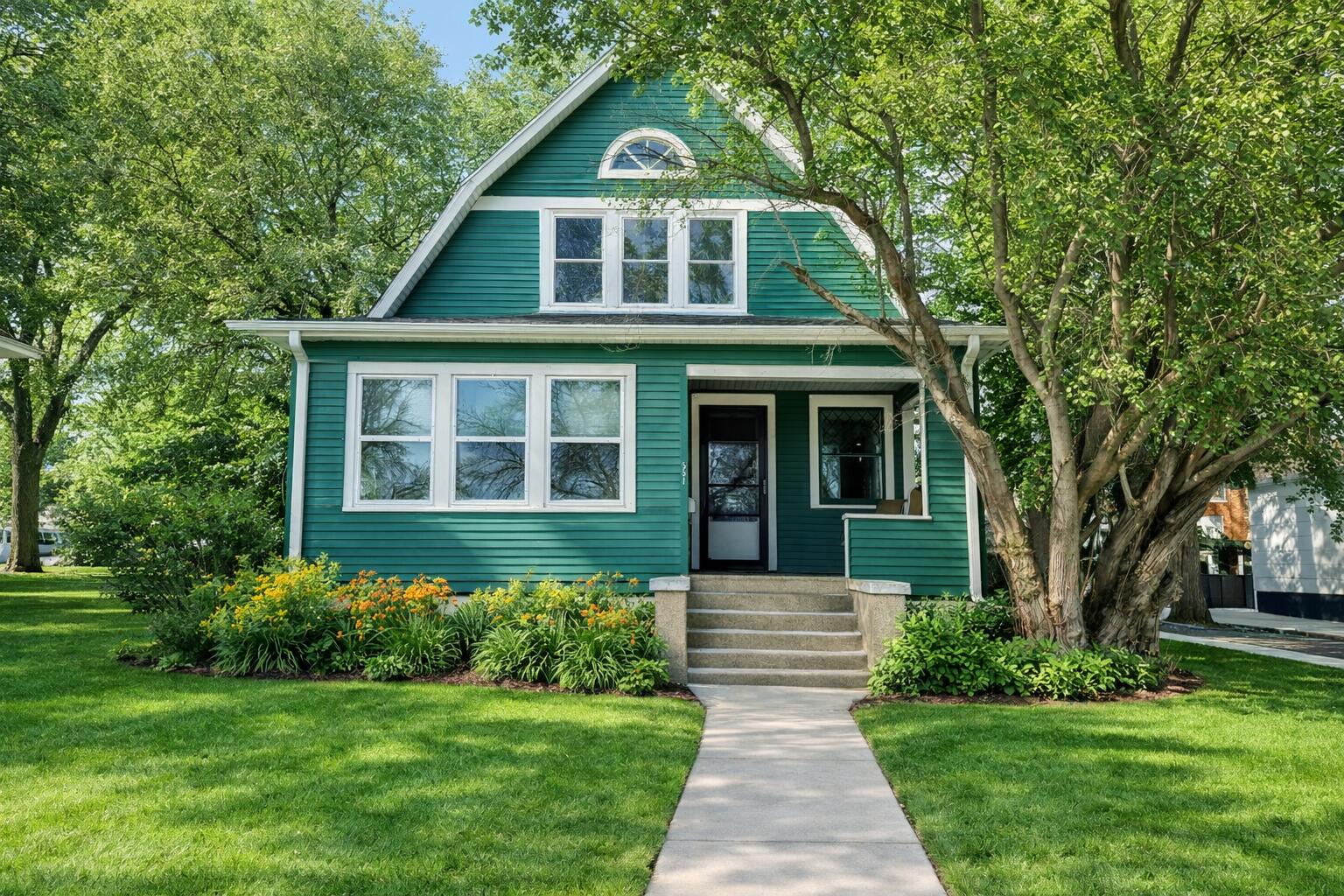 Photo 1 of 39 — 551 Kansas Ave SE, Huron, SD 57350