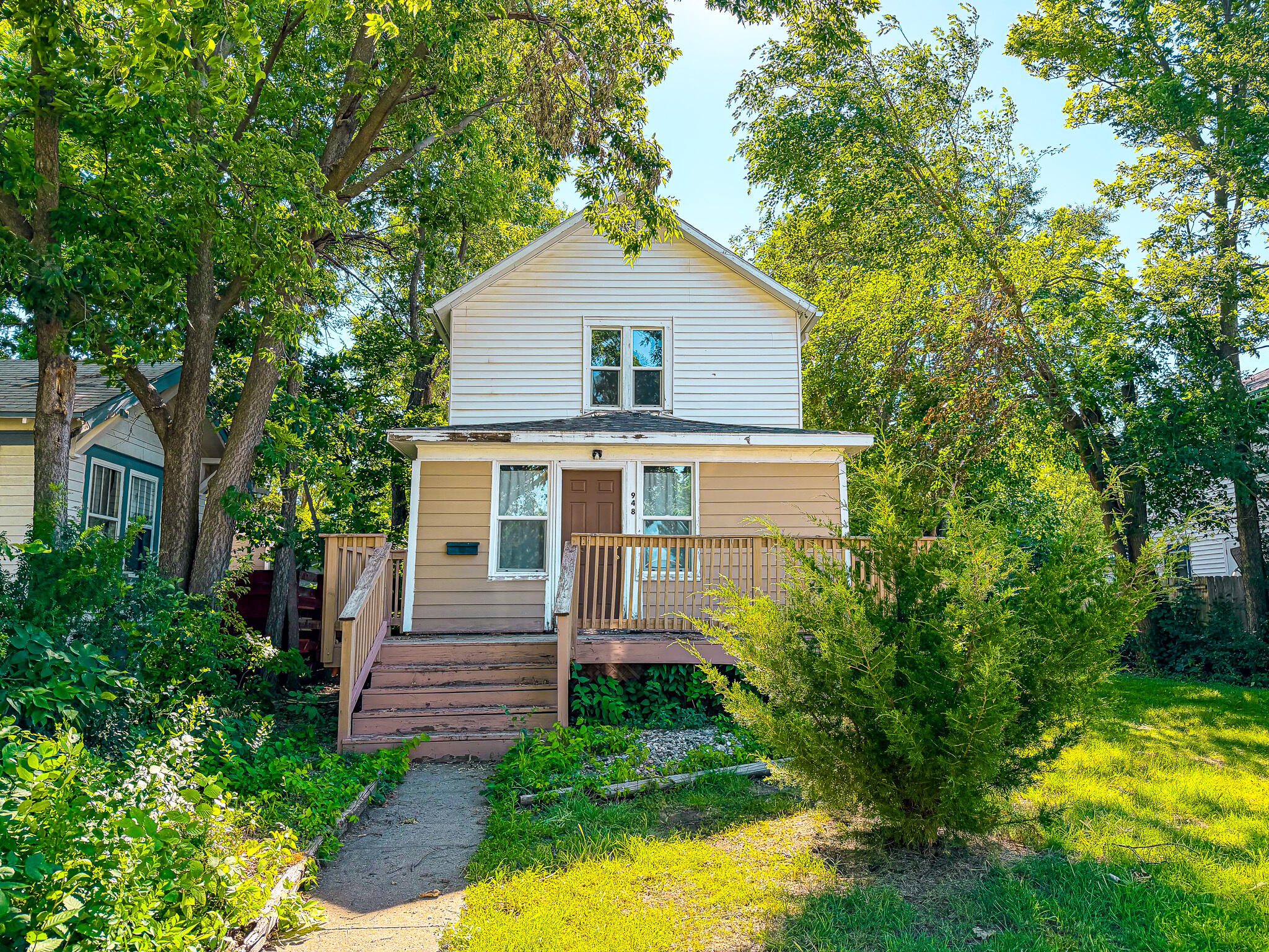 Photo 1 of 25 — 948 Iowa Ave SE, Huron, SD 57350