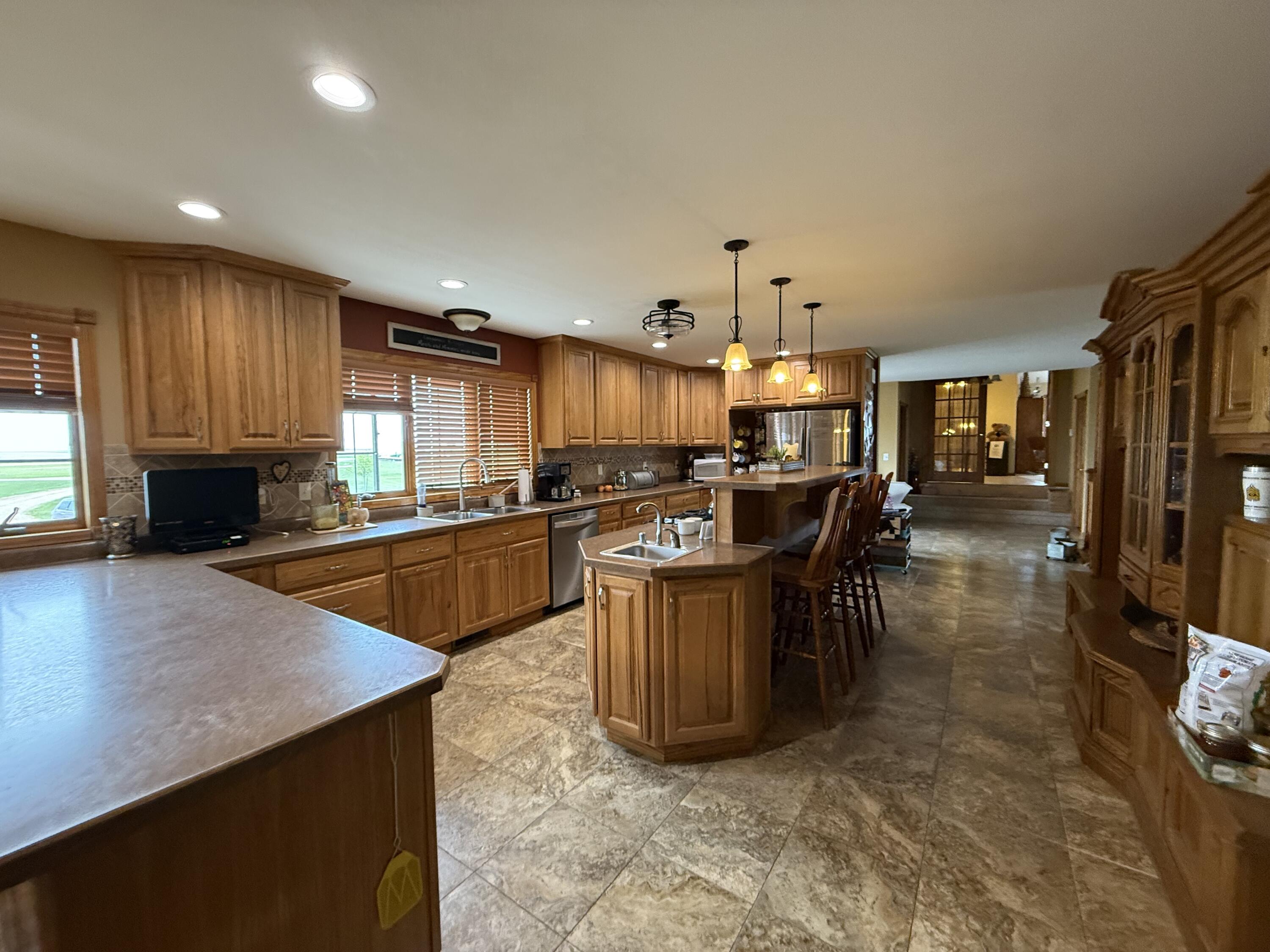 Doland, South Dakota, 57436, United States, 5 Bedrooms Bedrooms, ,4 BathroomsBathrooms,Residential,Active,2041704