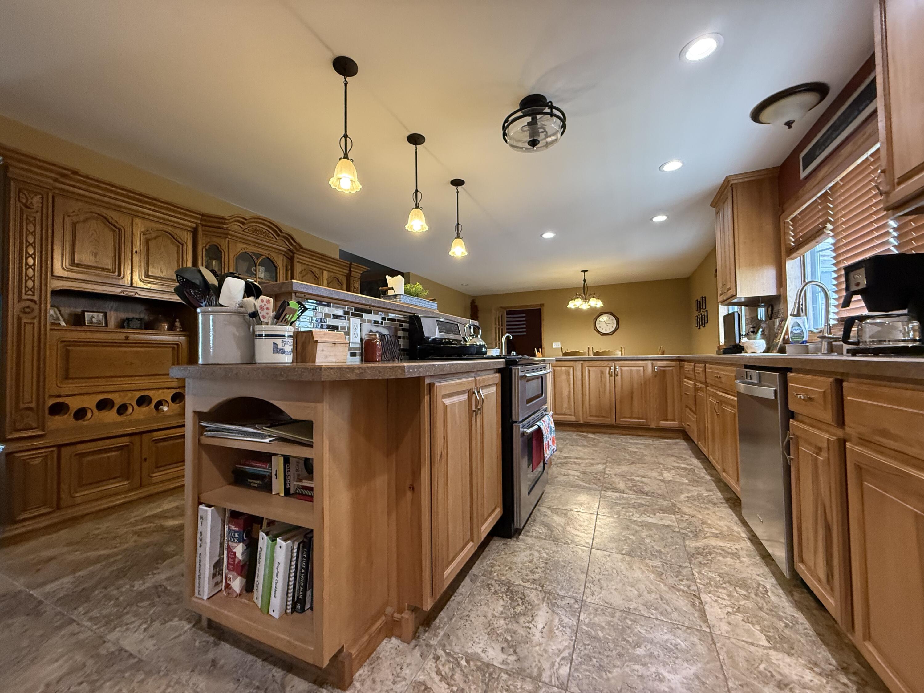 Doland, South Dakota, 57436, United States, 5 Bedrooms Bedrooms, ,4 BathroomsBathrooms,Residential,Active,2041704
