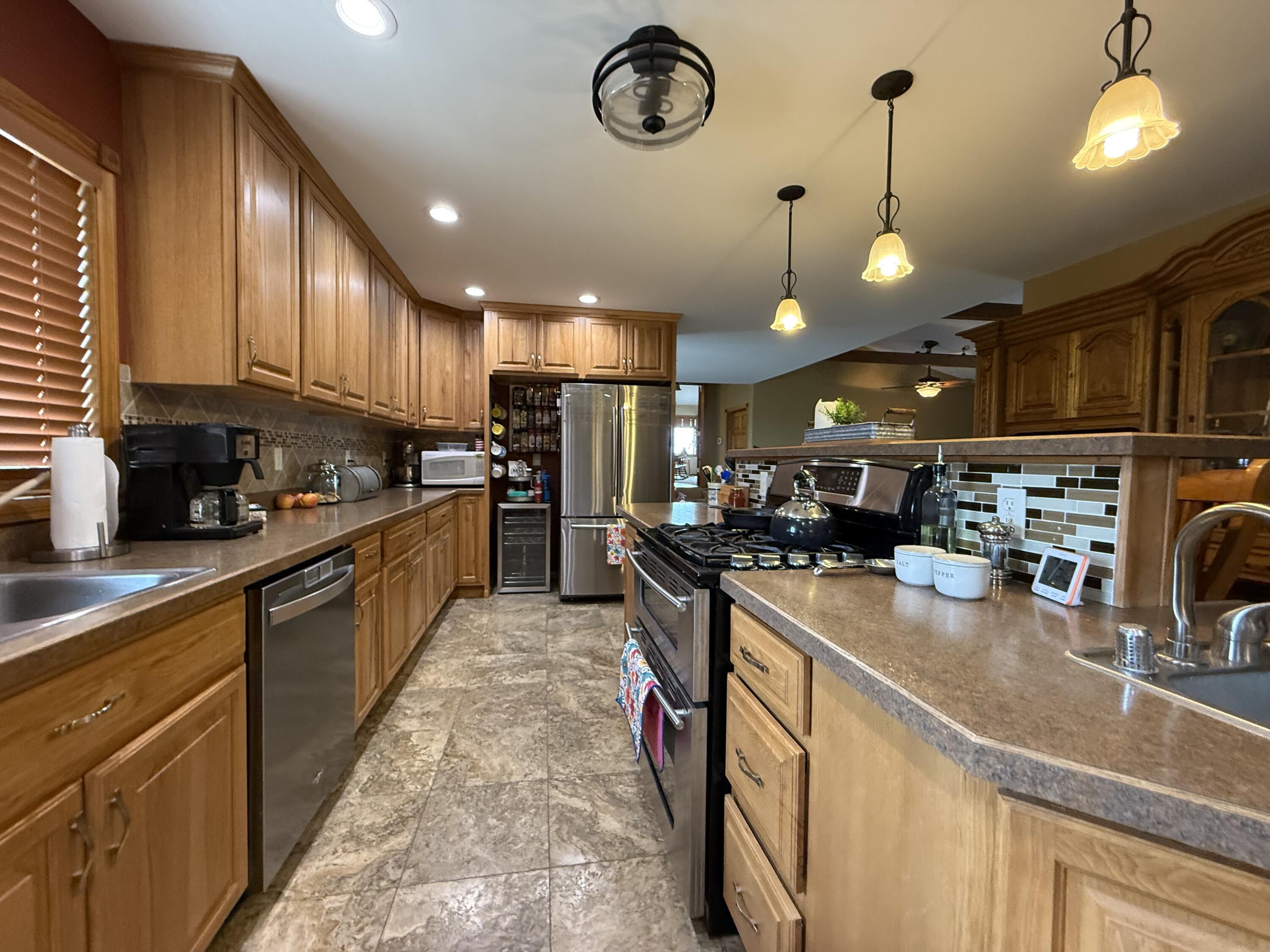 Doland, South Dakota, 57436, United States, 5 Bedrooms Bedrooms, ,4 BathroomsBathrooms,Residential,Active,2041704