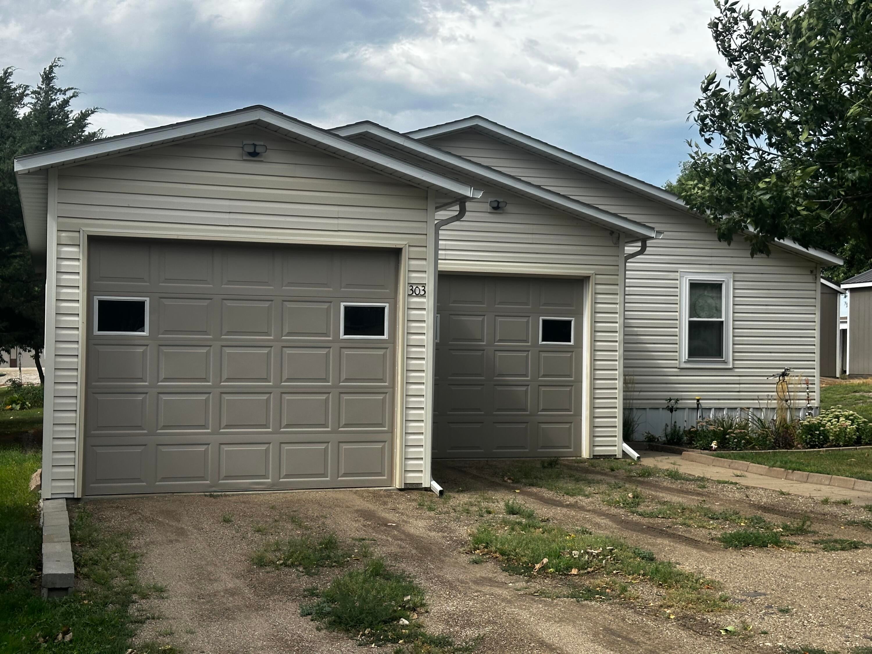 303 Ej Avenue - Photo 3