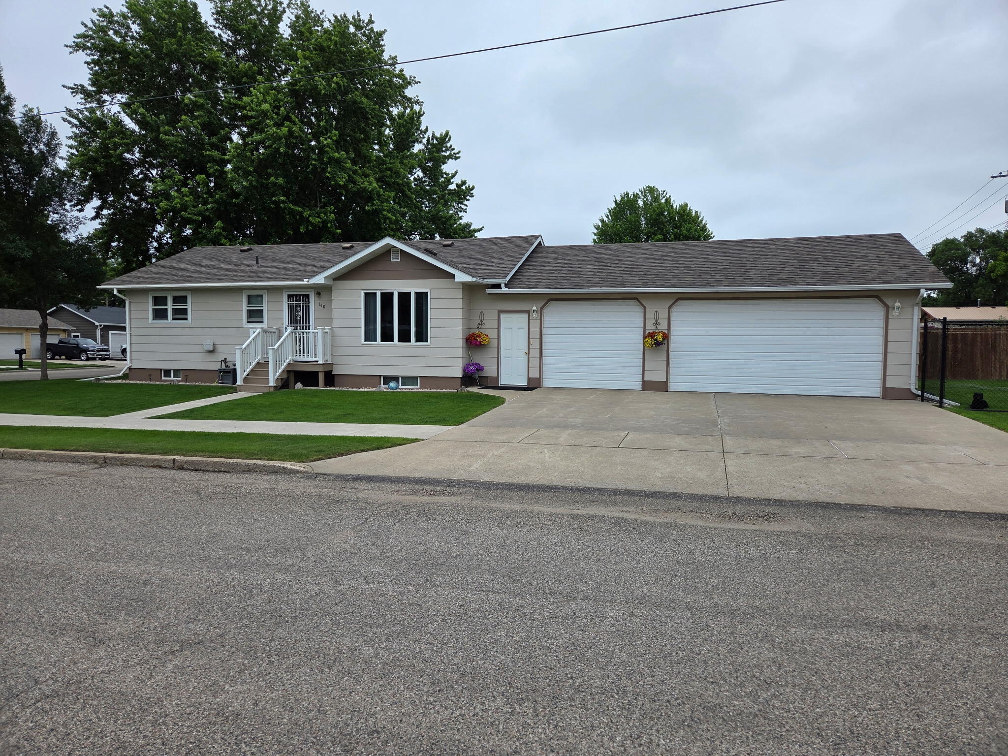818 8th St W