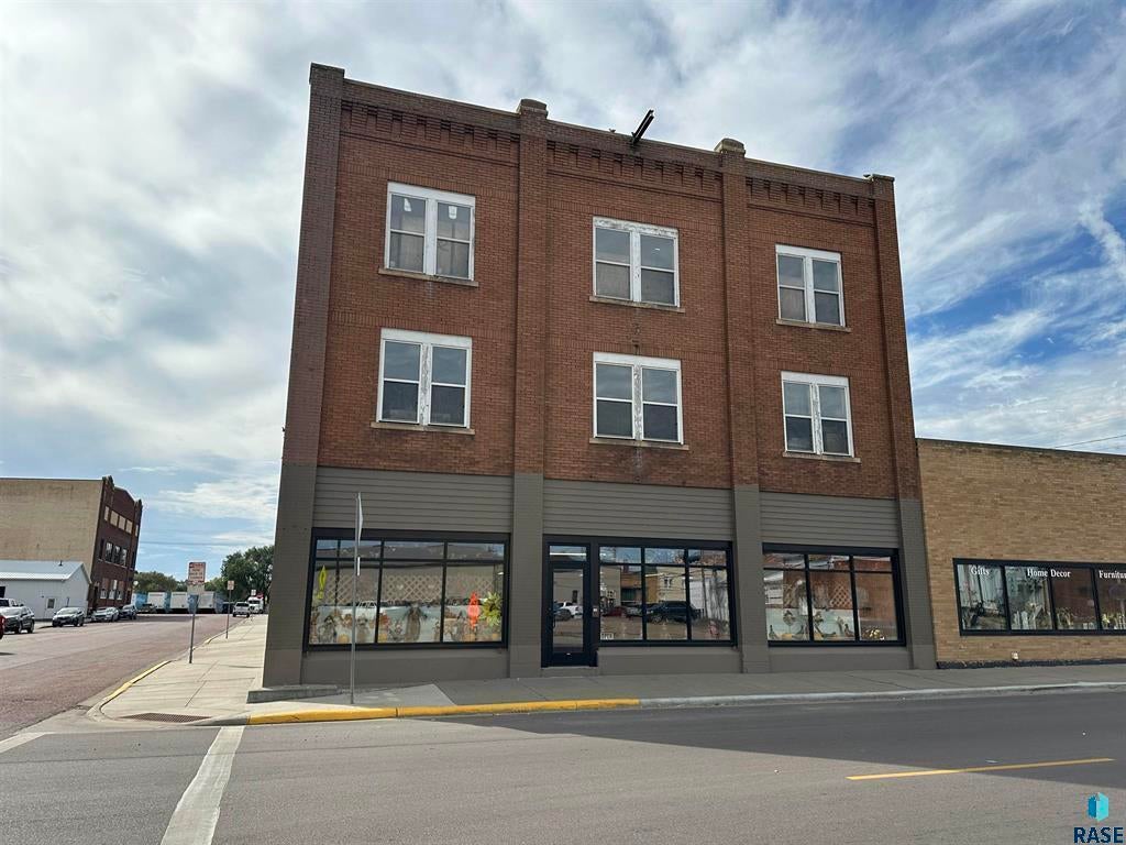 Photo 1 of 2 — 119 E 1st Ave, Mitchell, SD 57301