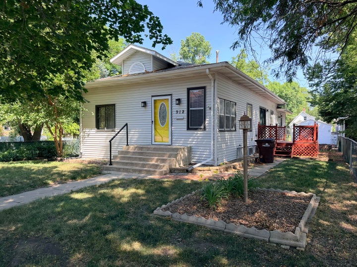 Photo 1 of 48 — 912 E 2nd Ave, Mitchell, SD 57301