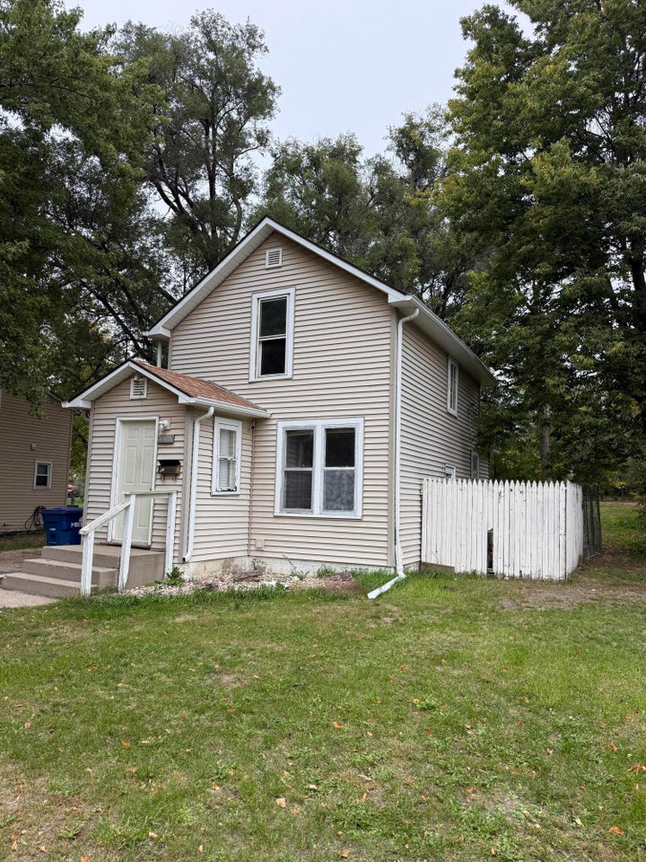 Photo 1 of 16 — 1008 W 3rd Ave, Mitchell, SD 57301