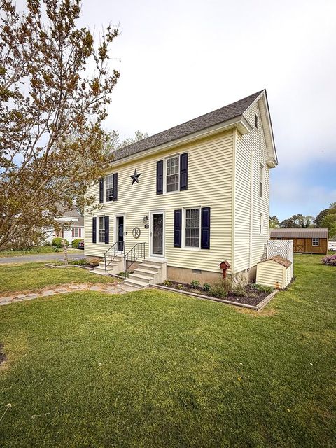 Homes For Sale - 25 Powellton Ave<br/> Wachapreague, VA 23480