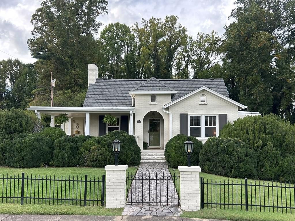 Photo of 465 Arlington Ave, Bristol, VA 24201 (MLS # 103554)