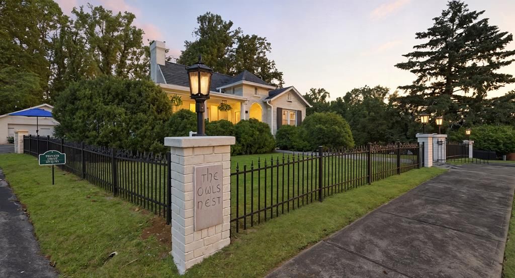 Photo of 465 Arlington Ave, Bristol, VA 24201 (MLS # 103554)