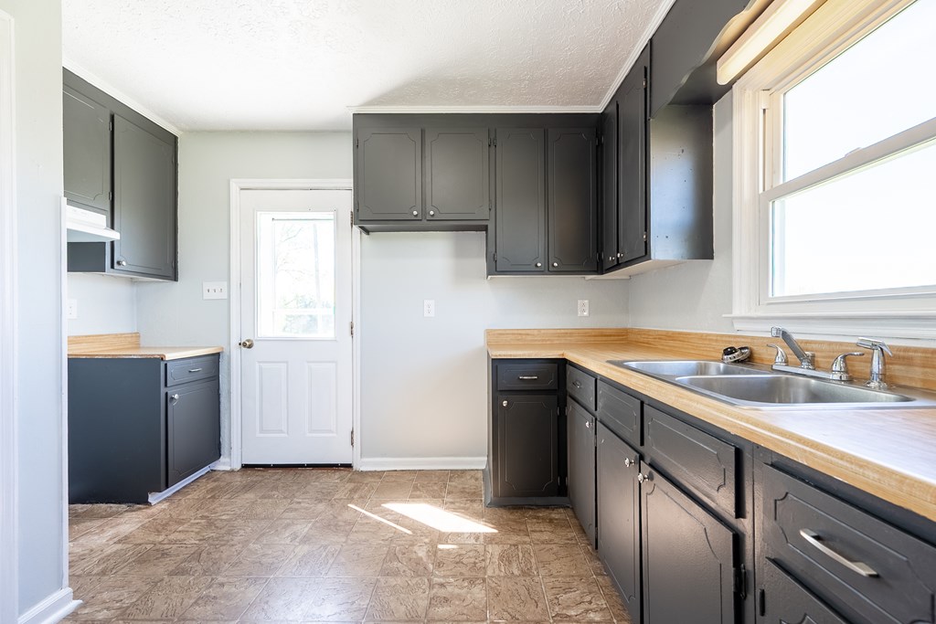 Wytheville, Virginia 24382, United States, 2 Bedrooms Bedrooms, ,1 BathroomBathrooms,Residential,Contingent,117751