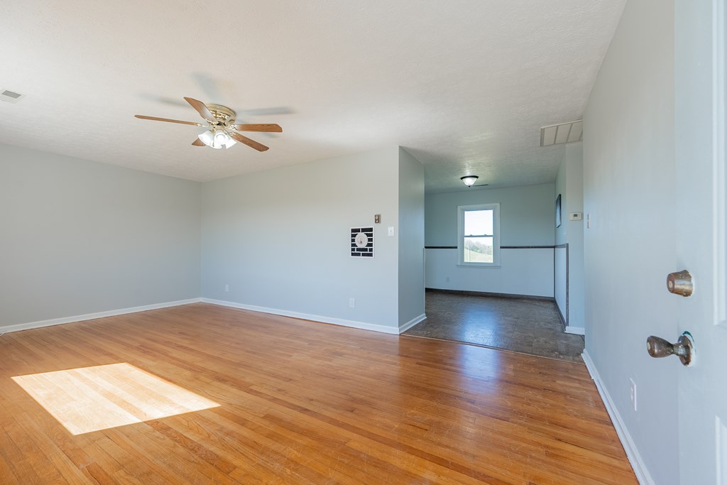 Wytheville, Virginia 24382, United States, 2 Bedrooms Bedrooms, ,1 BathroomBathrooms,Residential,Contingent,117751