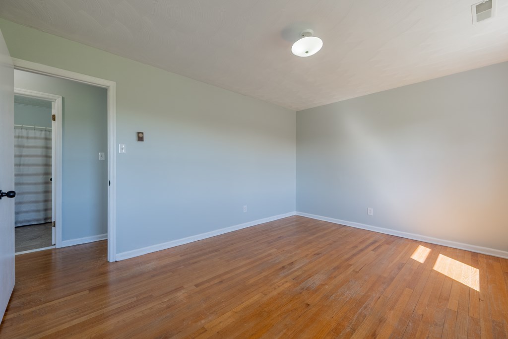 Wytheville, Virginia 24382, United States, 2 Bedrooms Bedrooms, ,1 BathroomBathrooms,Residential,Contingent,117751