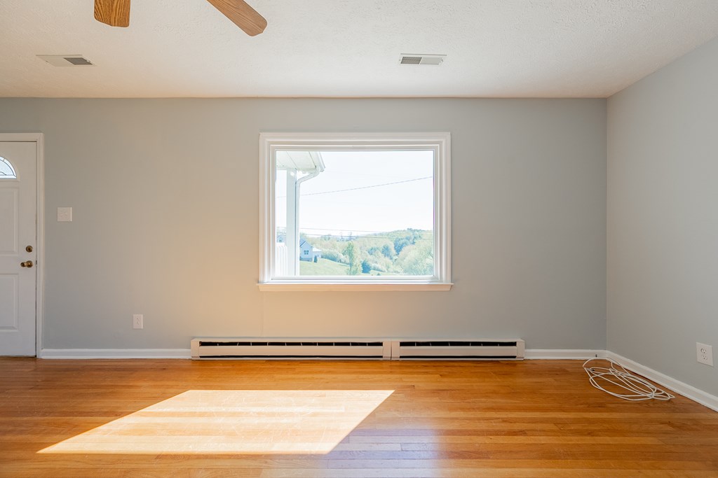 Wytheville, Virginia 24382, United States, 2 Bedrooms Bedrooms, ,1 BathroomBathrooms,Residential,Contingent,117751