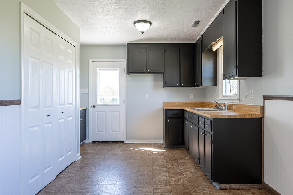 Wytheville, Virginia 24382, United States, 2 Bedrooms Bedrooms, ,1 BathroomBathrooms,Residential,Contingent,117751