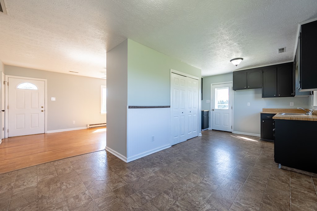 Wytheville, Virginia 24382, United States, 2 Bedrooms Bedrooms, ,1 BathroomBathrooms,Residential,Contingent,117751