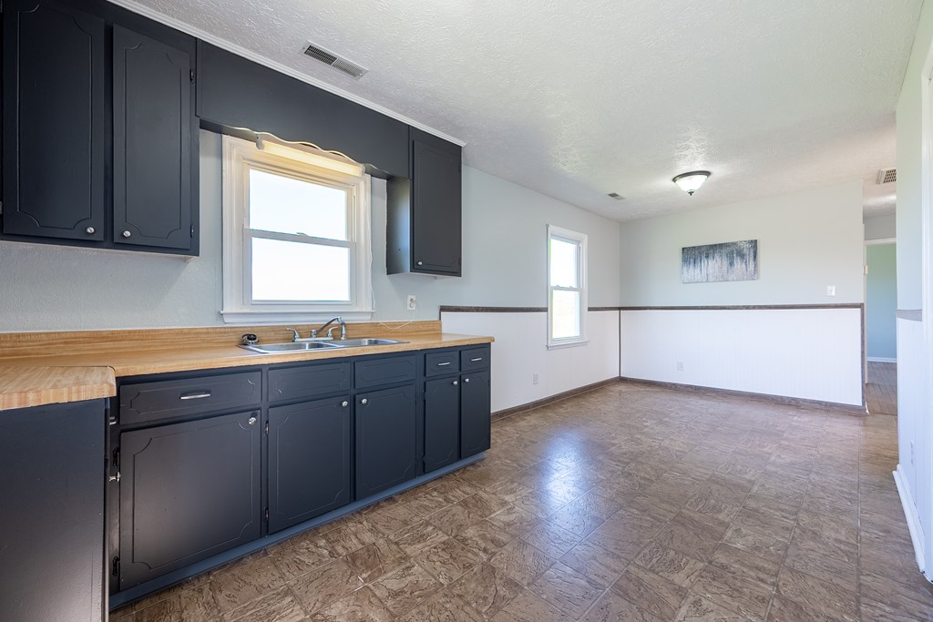 Wytheville, Virginia 24382, United States, 2 Bedrooms Bedrooms, ,1 BathroomBathrooms,Residential,Contingent,117751