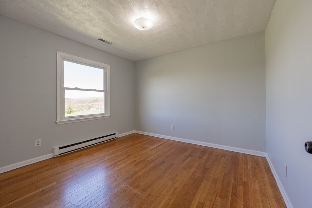 Wytheville, Virginia 24382, United States, 2 Bedrooms Bedrooms, ,1 BathroomBathrooms,Residential,Contingent,117751