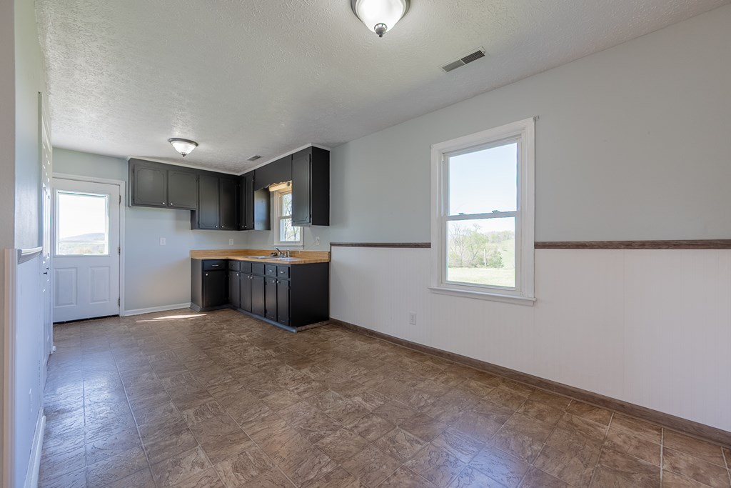 Wytheville, Virginia 24382, United States, 2 Bedrooms Bedrooms, ,1 BathroomBathrooms,Residential,Contingent,117751