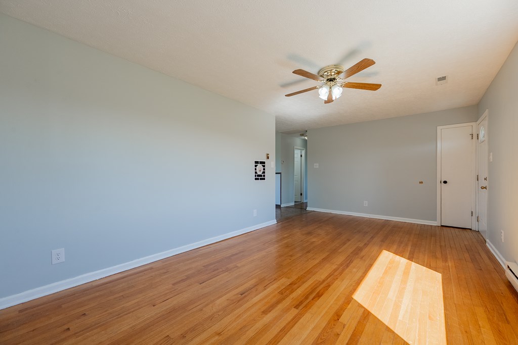 Wytheville, Virginia 24382, United States, 2 Bedrooms Bedrooms, ,1 BathroomBathrooms,Residential,Contingent,117751