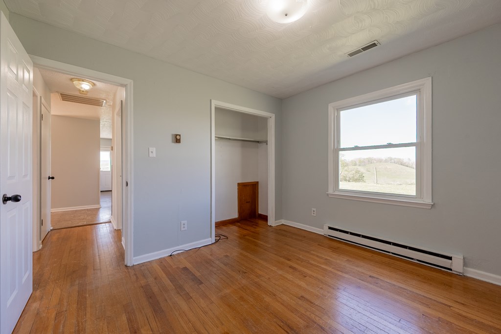 Wytheville, Virginia 24382, United States, 2 Bedrooms Bedrooms, ,1 BathroomBathrooms,Residential,Contingent,117751