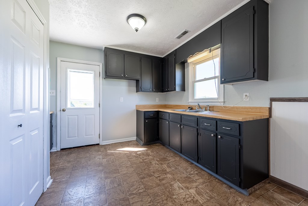 Wytheville, Virginia 24382, United States, 2 Bedrooms Bedrooms, ,1 BathroomBathrooms,Residential,Contingent,117751