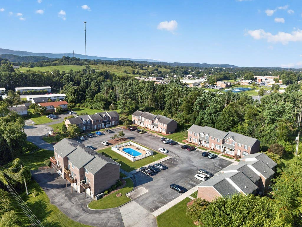 Photo of 805 Edgemont North St.NE Unit B ST, Abingdon, VA 24210 (MLS # 111340)