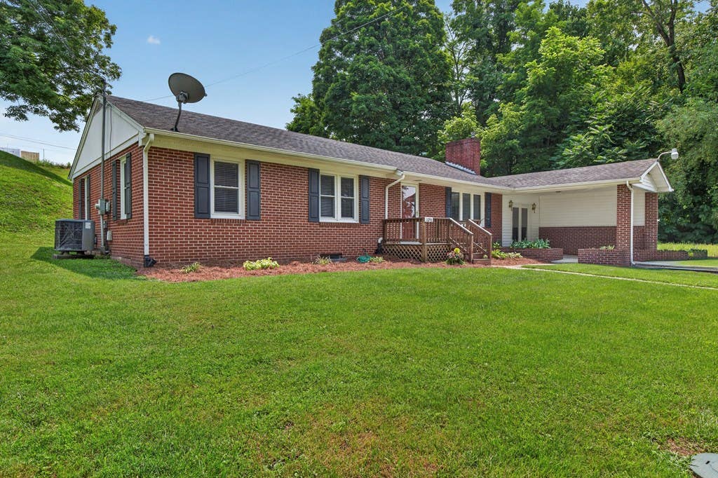 Photo of 1096 Greer Ave, Marion, VA 24354 (MLS # 111252)