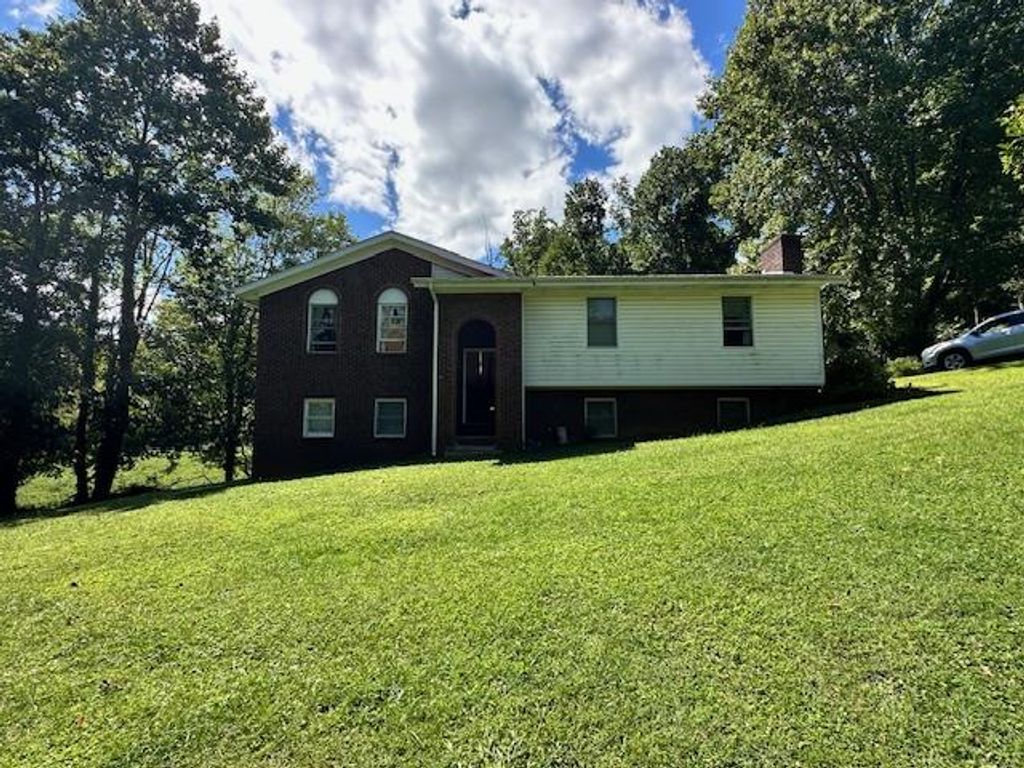 Photo of 199 Bluejay St, Cedar Bluff, VA 24609 (MLS # 103434)