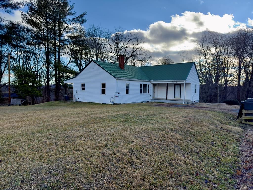 Photo of 25 Ginger Ln, Hillsville, VA 24343 (MLS # 104558)