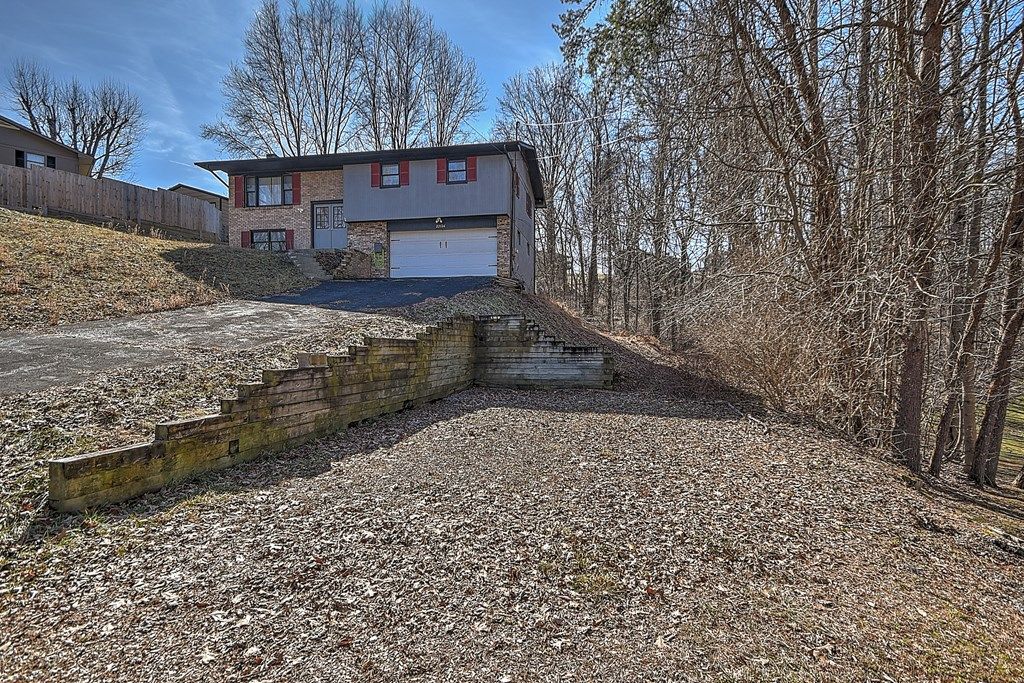 Photo of 22126 Pinebrooke Dr, Bristol, VA 24202 (MLS # 105815)