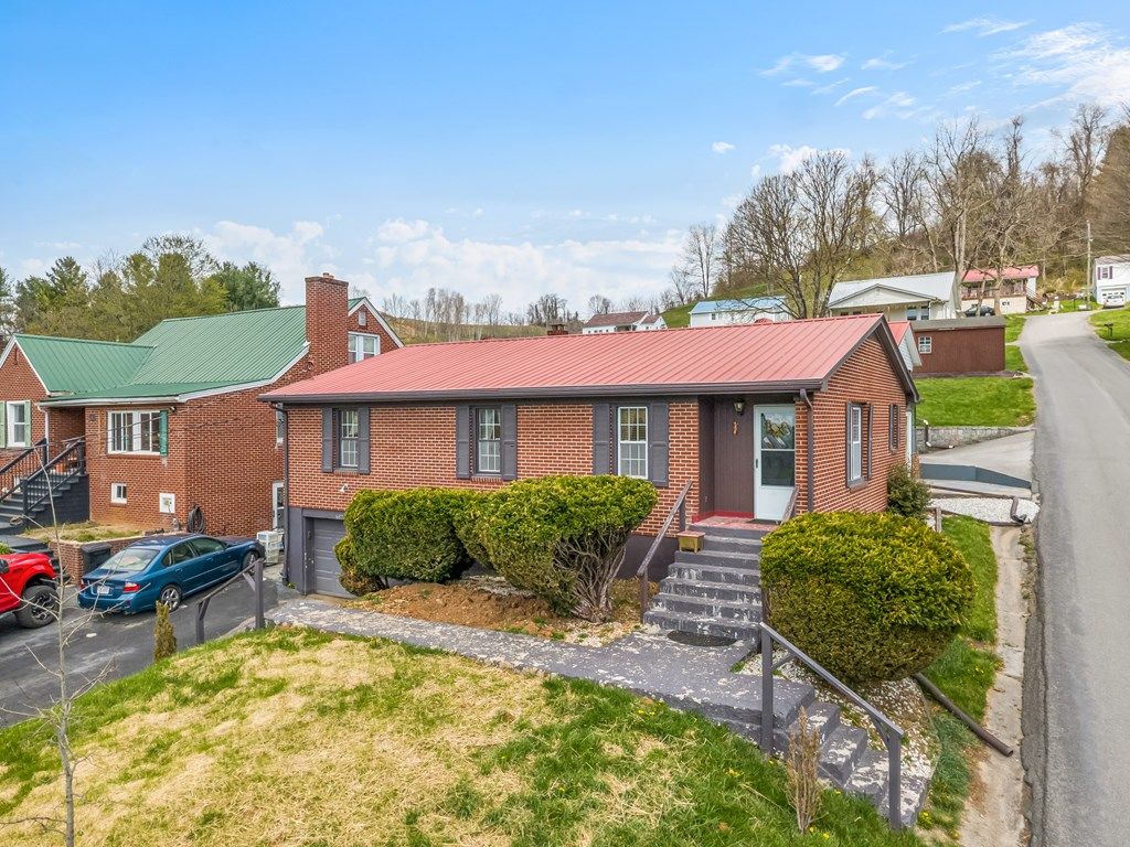 Photo of 687 Riverside Dr, North Tazewell, VA 24630 (MLS # 109541)
