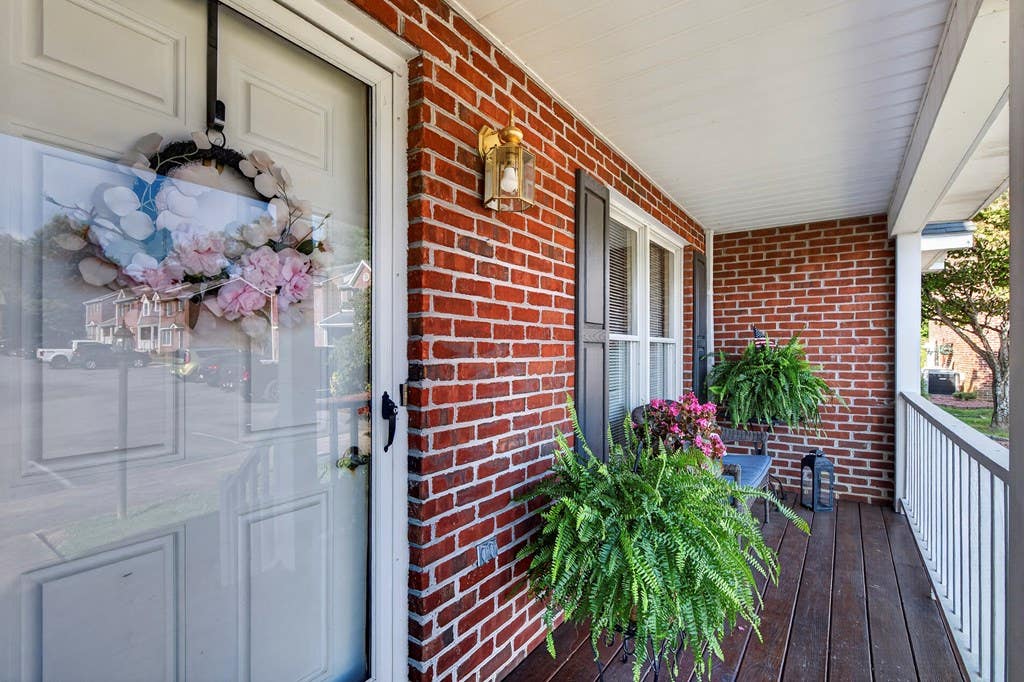 Photo of 805 Edgemont North St NE Unit D ST, Abingdon, VA 24210 (MLS # 111339)