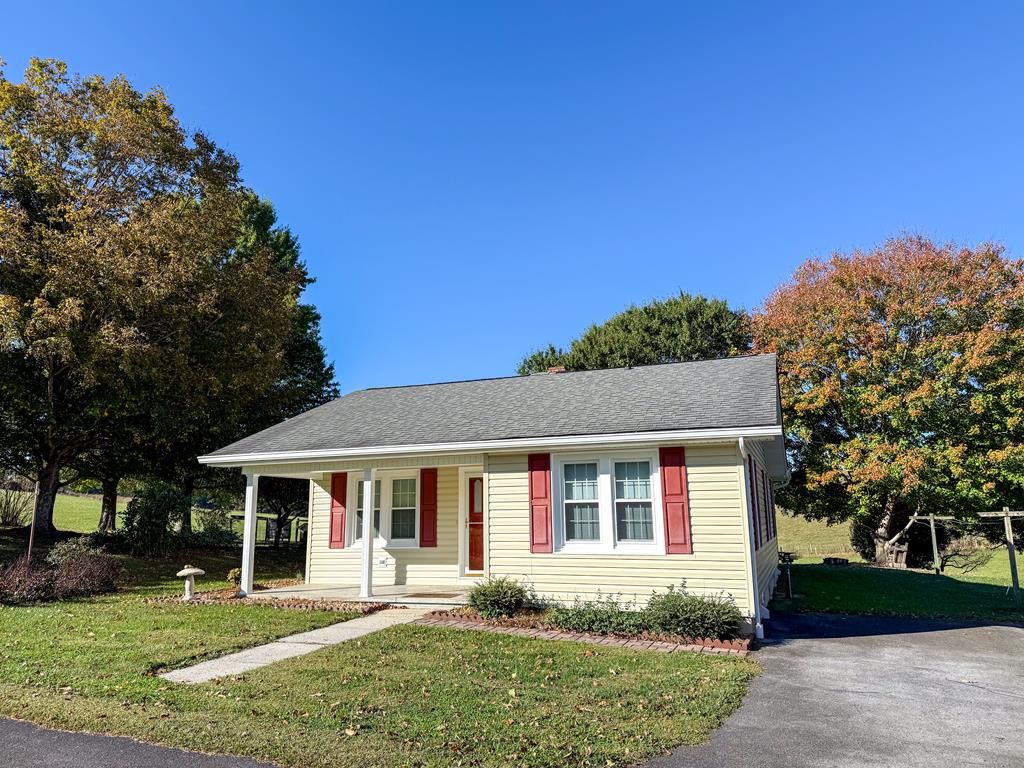 Photo of 20414 Larkspur Ln, Damascus, VA 24236 (MLS # 103735)