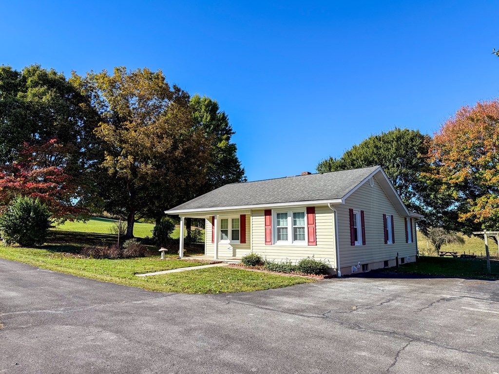 Photo of 20414 Larkspur Ln, Damascus, VA 24236 (MLS # 103735)
