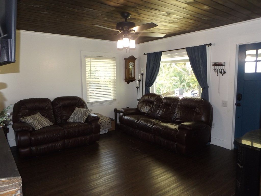 Photo of 528 Nicholas St, Hillsville, VA 24343 (MLS # 103756)