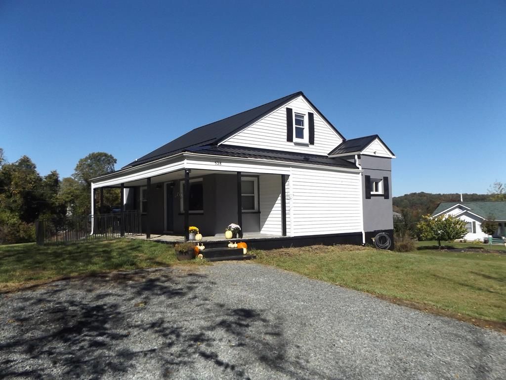 Photo of 528 Nicholas St, Hillsville, VA 24343 (MLS # 103756)