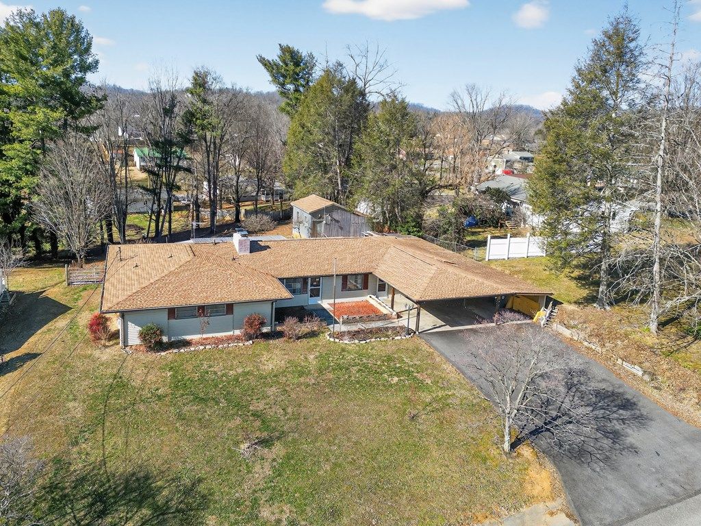 Photo of 228 Sioux Road, Bristol, VA 24201 (MLS # 104683)