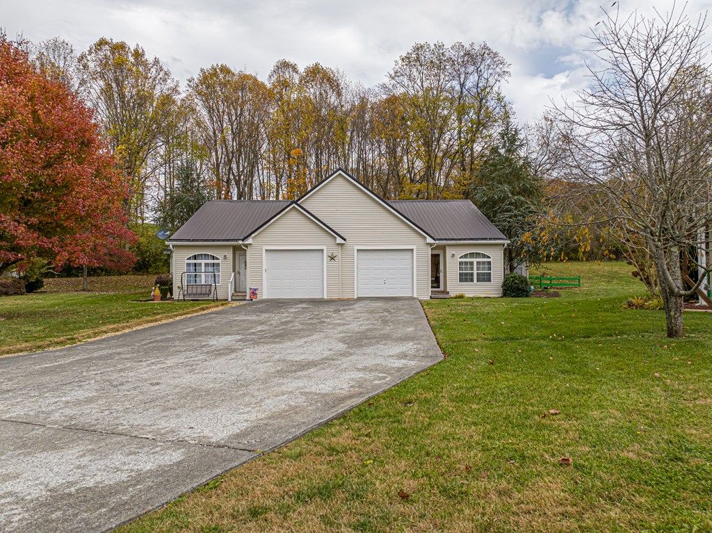 Photo of 111 Willow Oak Ct, Bristol, VA 24201 (MLS # 103999)