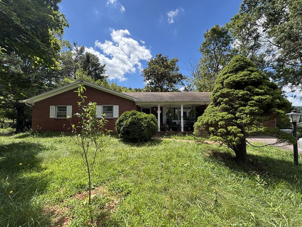 Photo of 114 Raspberry Rd, Woodlawn, VA 24381 (MLS # 103522)