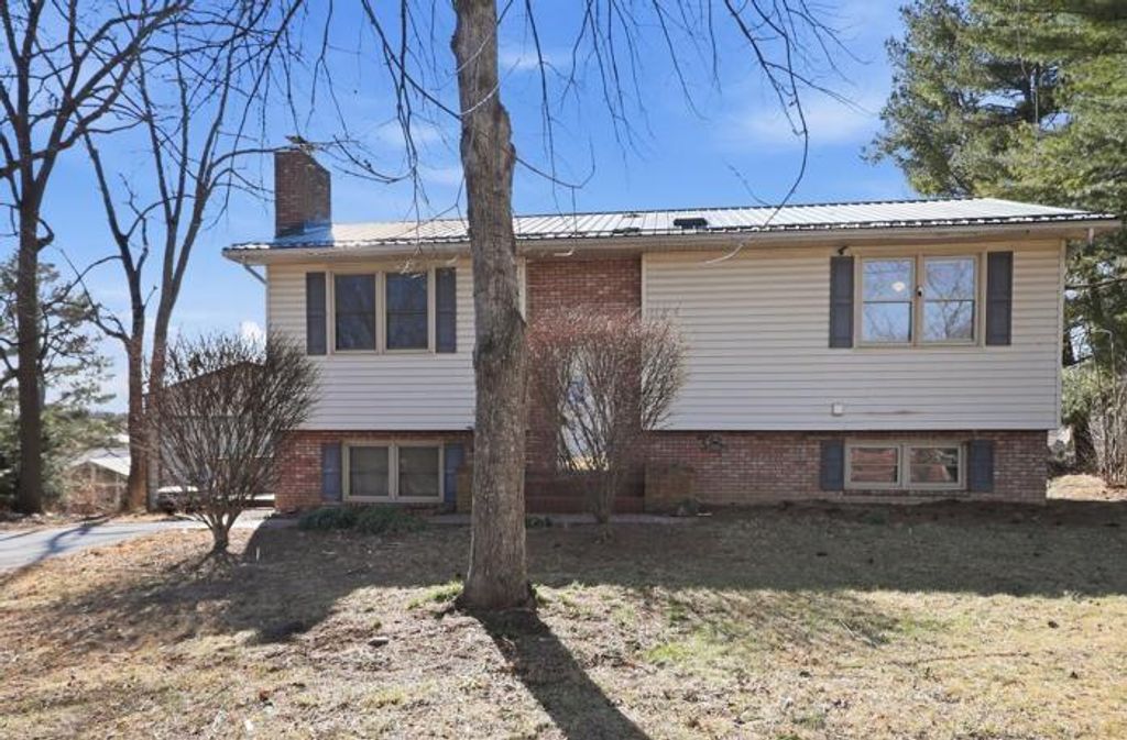 Photo of 6001 Oakview Ave, Dublin, VA 24084 (MLS # 105789)