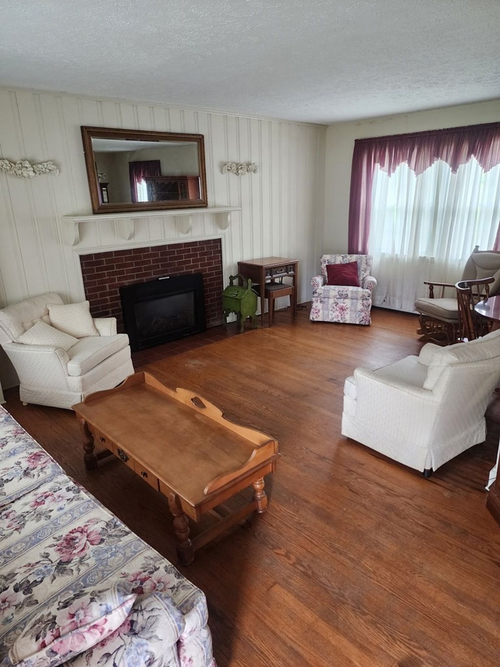 Photo of 341 E Grayson St, Hillsville, VA 24343 (MLS # 104095)