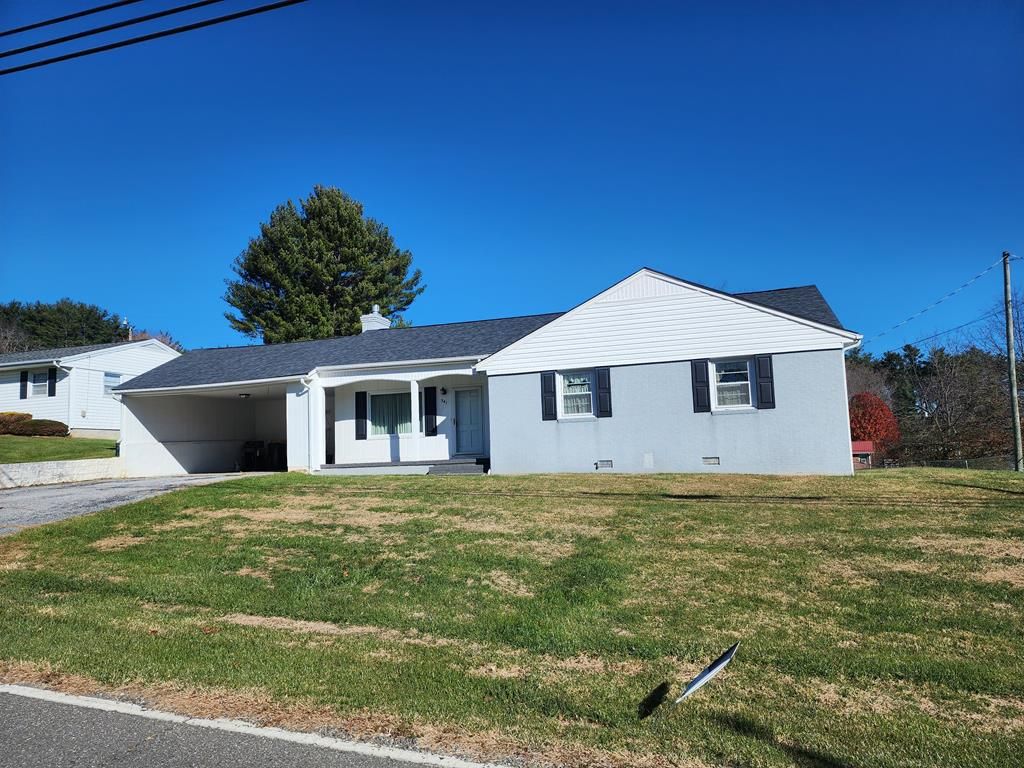 Photo of 341 E Grayson St, Hillsville, VA 24343 (MLS # 104095)