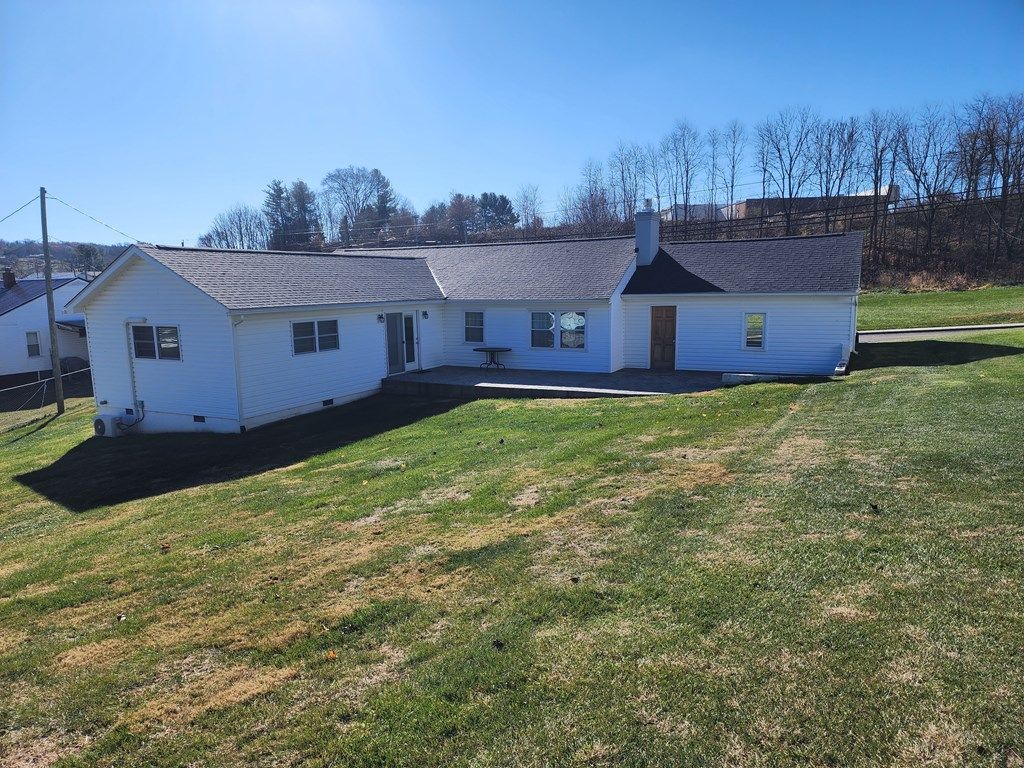 Photo of 341 E Grayson St, Hillsville, VA 24343 (MLS # 104095)