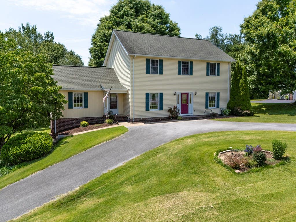 Photo of 19368 Triple Crown Drive, Abingdon, VA 24211 (MLS # 110979)