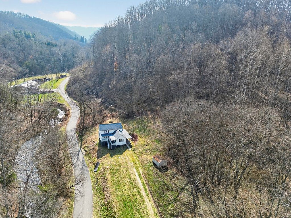 Photo of 240 Beaver Creek Rd, Saltville, VA 24370 (MLS # 109098)