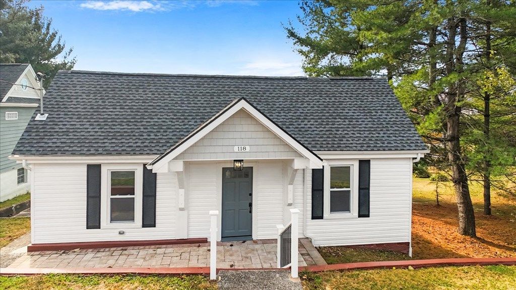 Photo of 118 NE 6th Street, Pulaski, VA 24301 (MLS # 104048)